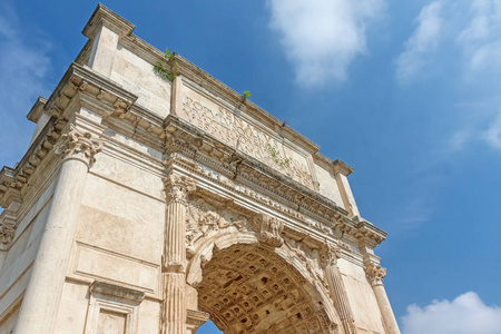 著名的泰坦拱门在阳光下。 意大利罗马。 水平的。