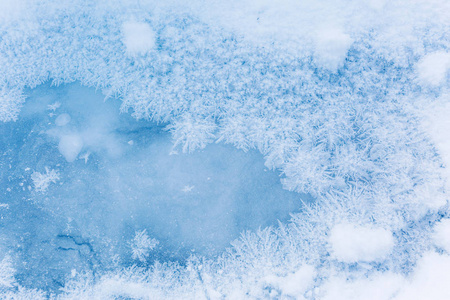 冰上的布莱和白霜图案。 大自然的美