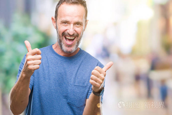 用欢快的表情看着相机,胜利者的手势.