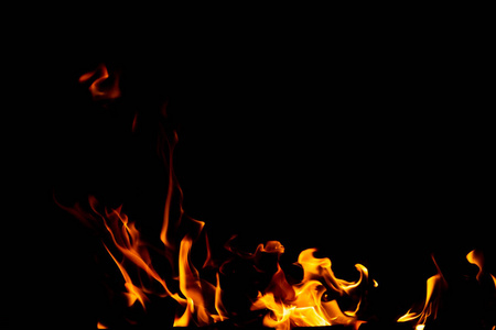 火苗从燃烧煤在烤架深夜。 复制粘贴。