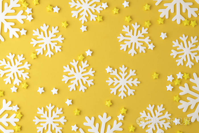 圣诞雪花图案与棒棒糖糖果和糖果在黄色柔和的背景最小的概念