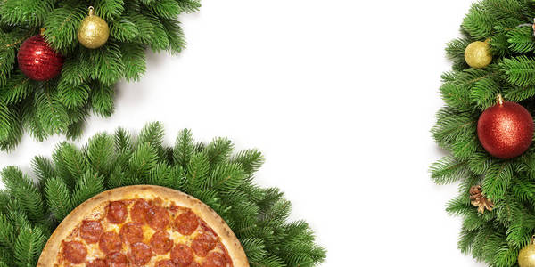 圣诞节比萨饼查出在白色背景。复制空间