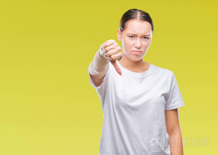 孤立的背景上看起来不高兴和愤怒,表现出拒绝和消极的拇指向下的手势