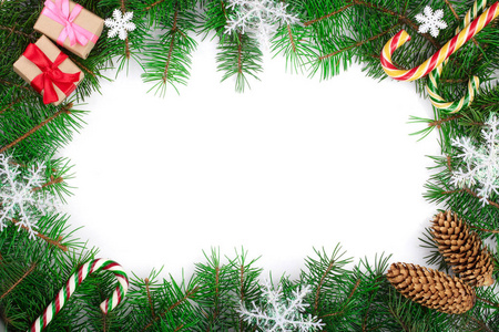 圣诞框架装饰的雪花在白色背景与复制空间为您的文本。顶部视图