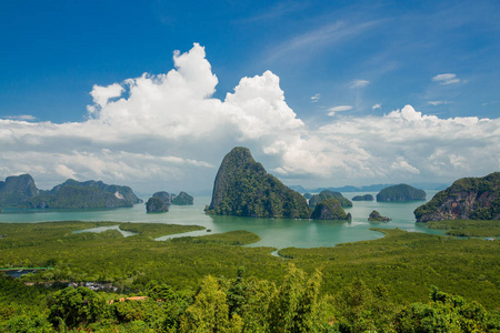 带绿色热带海岸和蓝色泻湖度假和旅行的奇妙海景。