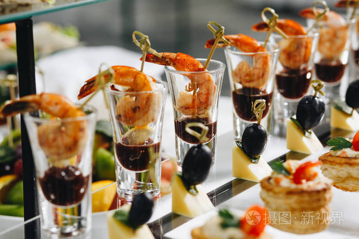 鸡尾酒会在活动中与干冰虾汉堡照片-正版商用图片158mwk-摄图新视界