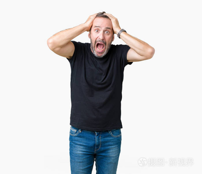 相貌英俊的中年白发苍苍的老人背景孤僻双手放在头上发