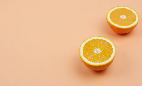 彩色水果图案的新鲜橙色切片在糊状背景。 从上面看。 复制空间。