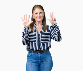 中年成熟的商务女性，在孤立的背景下，用手指8号，微笑着自信和快乐。