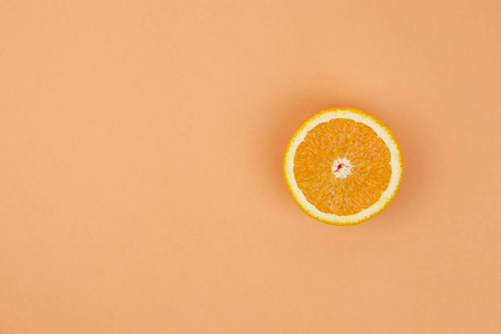 彩色水果图案的新鲜橙色切片在糊状背景. 从上面看. 复制空间.照片