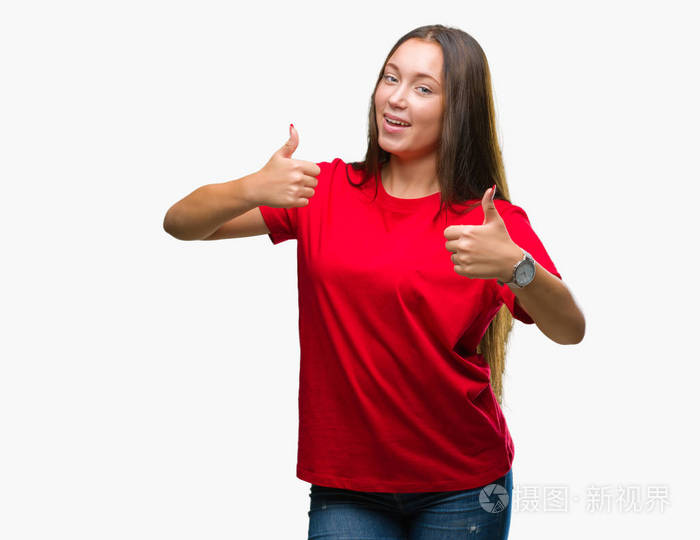 看着相机赢家的手势.