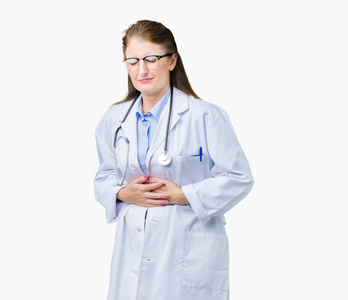 中年成熟的医生女士穿着医用外套，在孤立的背景上，手放在胃上，因为恶心疼痛疾病感觉不适。 疼痛的概念。