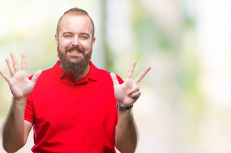 年轻的白种人臀部男子穿着红色衬衫，在孤立的背景上，显示和指向8号手指，同时微笑自信和快乐。