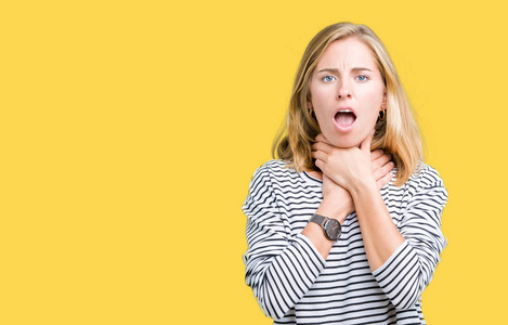 在孤立的背景上喊叫和窒息,因为痛苦的窒息