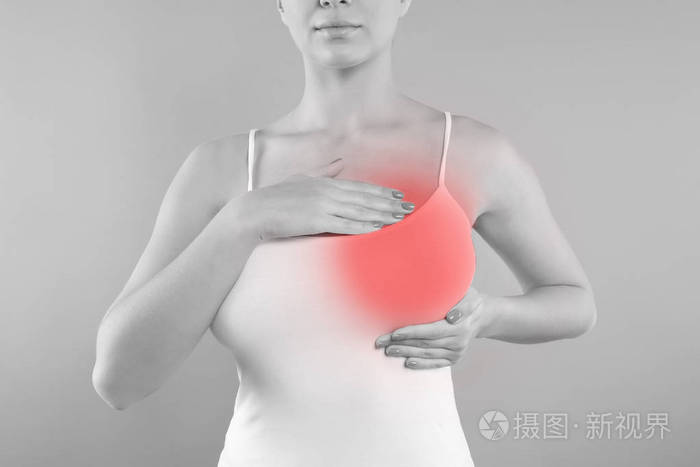 女人在灰色背景下做乳房自检黑白效果癌症意识