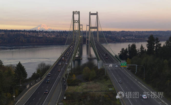 在华盛顿州塔科马和吉格港之间的pugetsound大桥上交通十分便利