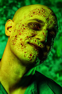 绿光中一个病人的特写肖像.绝望,绝望.照片