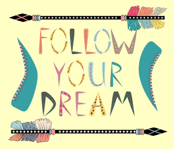 追随你的梦想。带有部落民族箭头的励志卡片。美国印第安人图案。