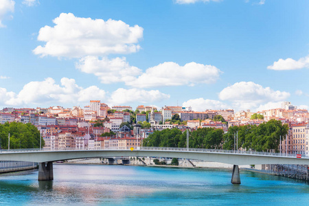 里昂美丽的城市景观与彭马雷恰尔朱因双箱梁桥横跨法国索恩河