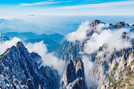 黄山国家公园山峰上方的云。 中国