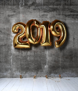 2019圣诞节充气黄金号码气球上阁楼墙壁背景新年