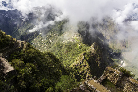 马丘比丘可能是南美洲访问最多的地方之一，它值得它。 陡峭的墙壁，令人印象深刻的山谷和山脉围绕着印加帝国的老城市在一个雾蒙蒙的早晨