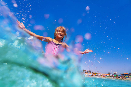 小女孩在浅水中嬉戏，在沙滩上度假