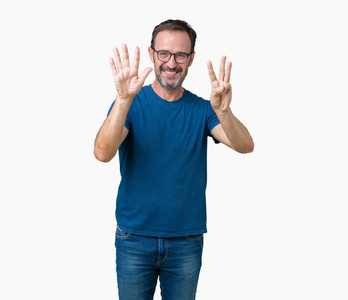 英俊的中年老人戴着眼镜，在孤立的背景上，用手指8号，同时微笑着自信和快乐。