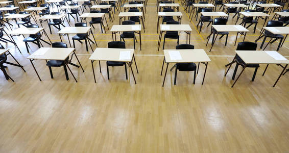 有趣的景色从上面的大考场大厅和考试桌排成一排,准备在一所高中的