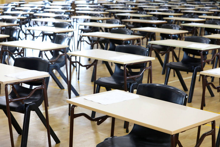 大的考场大厅和考场桌子排成一排,准备让高中的学生来坐他们的考试