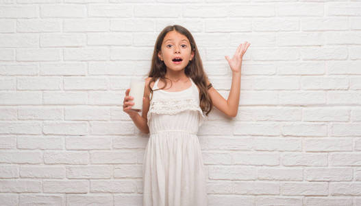 小孩惊讶的表情图片