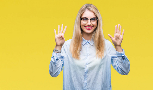 年轻漂亮的金发商务女性戴着眼镜，戴着孤立的背景，用手指举着数字9，同时微笑着自信和快乐。