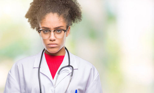 年轻的非洲美国医生女人在孤立的背景下沮丧和担心痛苦，哭泣，愤怒和害怕。 悲伤的表情。