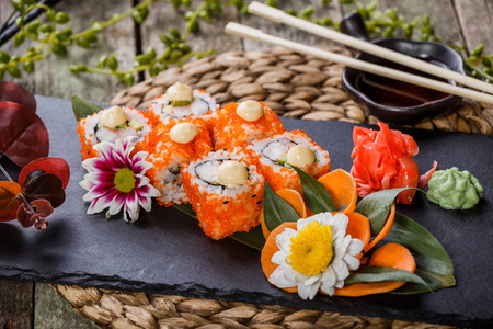 寿司卷Maki寿司生鱼片装饰花。 日本料理。 选择性聚焦