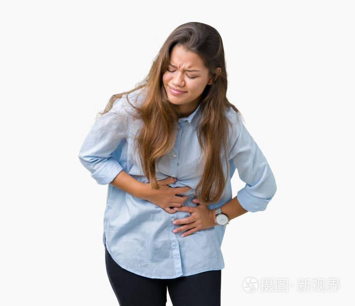 在孤立的背景下,手放在肚子上,因为恶心,痛苦的疾病感觉不舒服