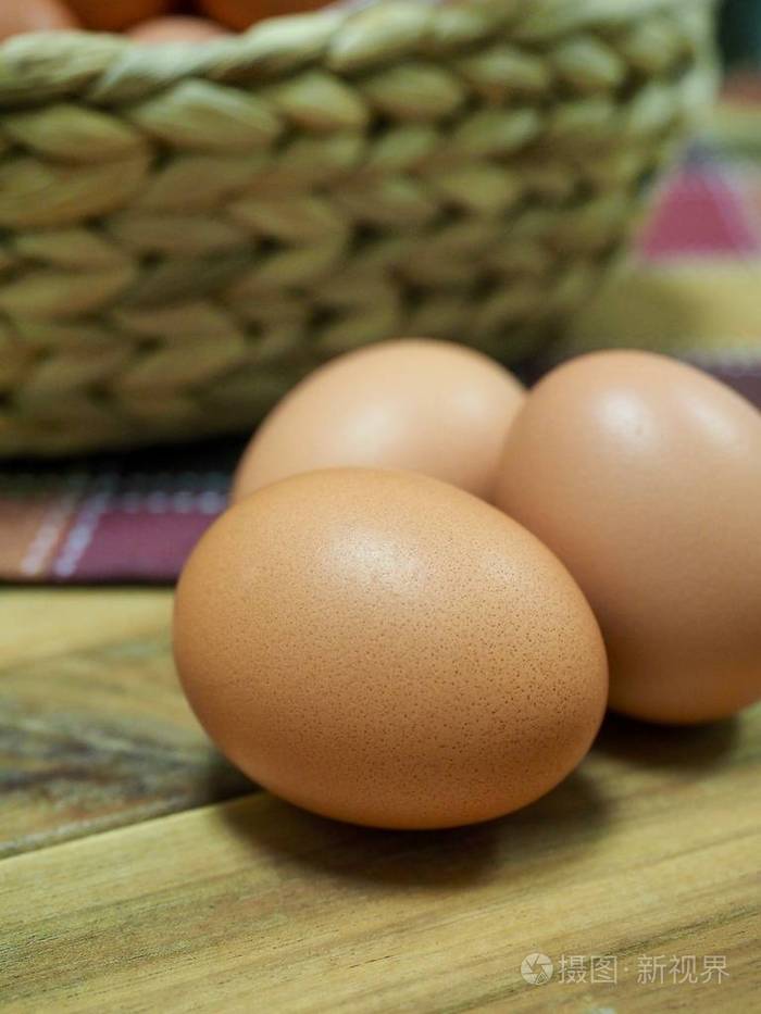 篮子里的鸡蛋和一个新鲜的鸡蛋照片-正版商用图片159655-摄图新视界