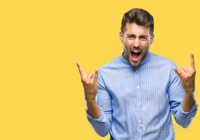 年轻的英俊男子在孤立的背景上大声喊叫,疯狂的表情