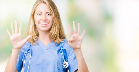 一位年轻漂亮的女医生，身穿隔离背景的医疗制服，面带自信和幸福的微笑，用手指指着9号。