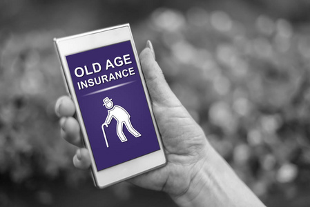 拥有老年保险概念的智能手机图片
