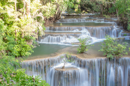 瀑布从山上流出来，在泰国的华伊梅卡明瀑布国家公园坎卡纳布里。
