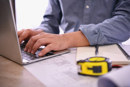 工程师在办公室工作. 工程师正在设计他们的工作计算.照片