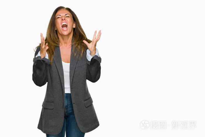 中年成年女性穿着超大号男友夹克,在孤立的背景下疯狂疯狂地大喊大叫