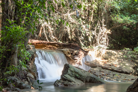 瀑布从山上流出来，在泰国的华伊梅卡明瀑布国家公园坎卡纳布里。