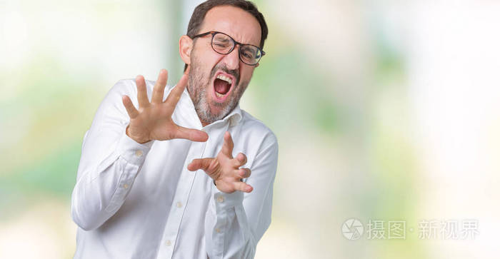 英俊的中年优雅的高级商务男士戴着眼镜,在孤立的背景下害怕和恐惧