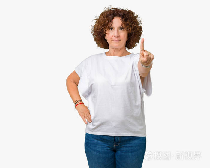 一位身穿白色t恤的中老年美女，在孤立的背景下用手指举着，愤怒的表情
