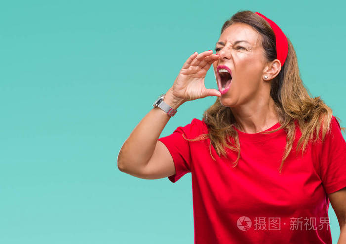 中年老年西班牙裔妇女在孤立的背景下大声喊叫并大声尖叫手在嘴上交流