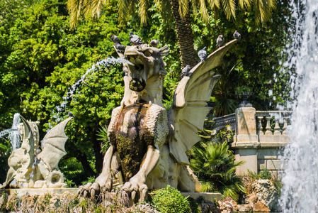 西班牙巴塞罗那Ciudadela公园的喷泉Cascada和鸽子的详细信息