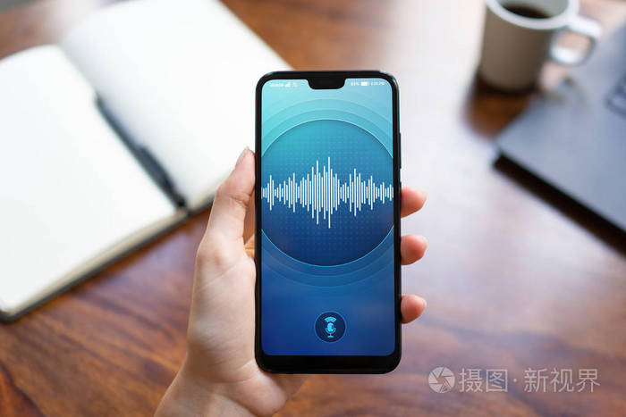 智能手机屏幕上的语音识别应用程序.人工智能与深度学习理念照片-正版