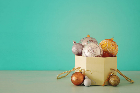 圣诞礼物盒内饰金银白球图案