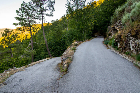 在山上弯曲的沥青路.旅行性质照片